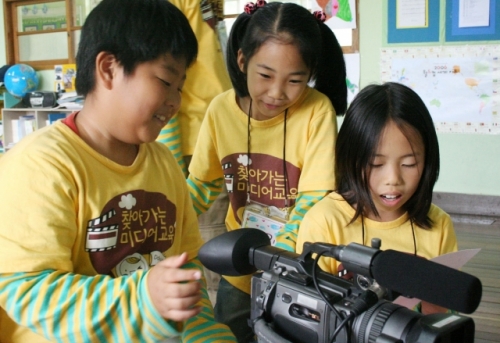 다음의 '찾아가는 미디어 교육'에 참가한 강원도 정선 증산초등학교 학생들이 캠코더를 이용해 직접 영화를 제작하고 있다. 