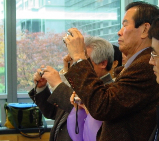 참석한 어르신들의 취재 열기로 시상식장은 내내 뜨거운 열기를 뿜었다.