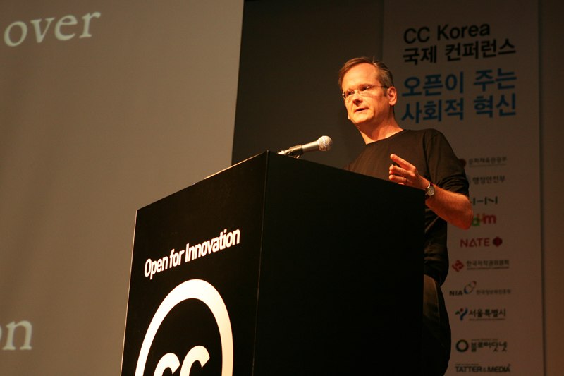 2010년 서울에서 강연하는 로렌스 레식 교수