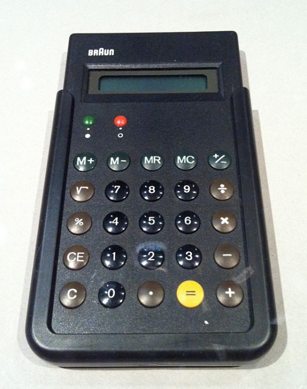 640px-Dieter_Rams_i_Dieter_Lubs-_Calculator_Braun_ET66-1987.dhub