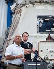 ▲  스페이스X의 우주 화물선 '드래곤 캡슐' 앞에 서 있는 앨론 머스크(출처 : 나사 플리커)