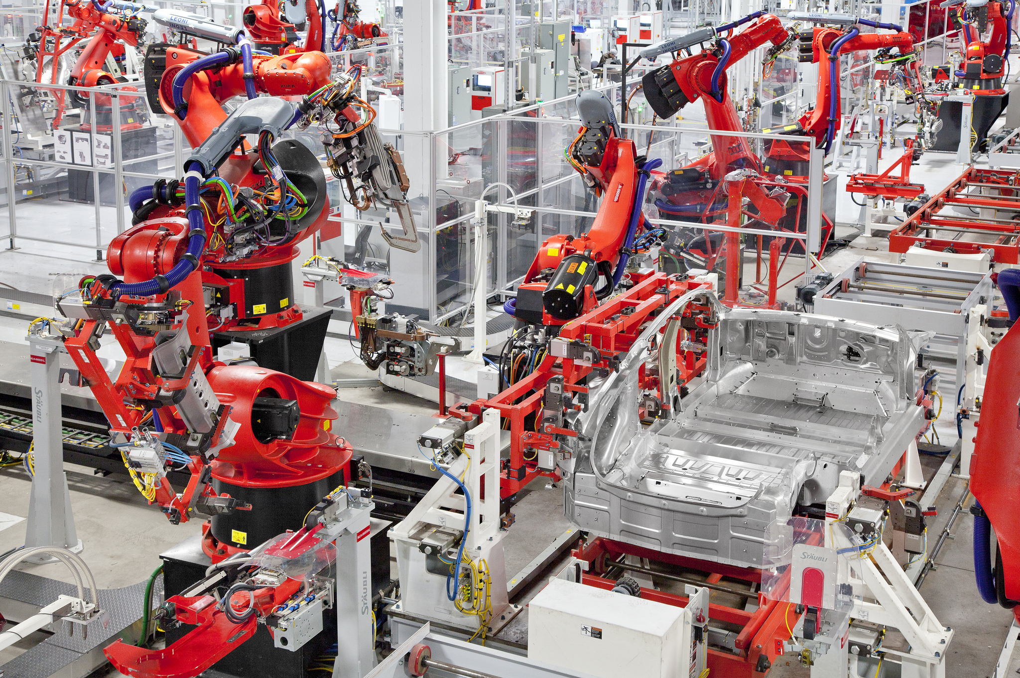 ▲  테슬라 '보디 센터' 내부. 대부분의 공정이 로봇으로 구성돼있다.(출처 : 테슬라 플리커)