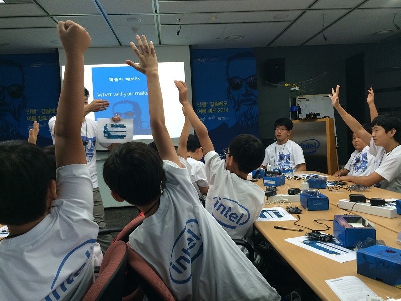 ▲  8월25일 열린 ‘인텔 갈릴레오 여름캠프 2014′. 교사 질문에 답을 하려 학생들이 손을 들고 있다.