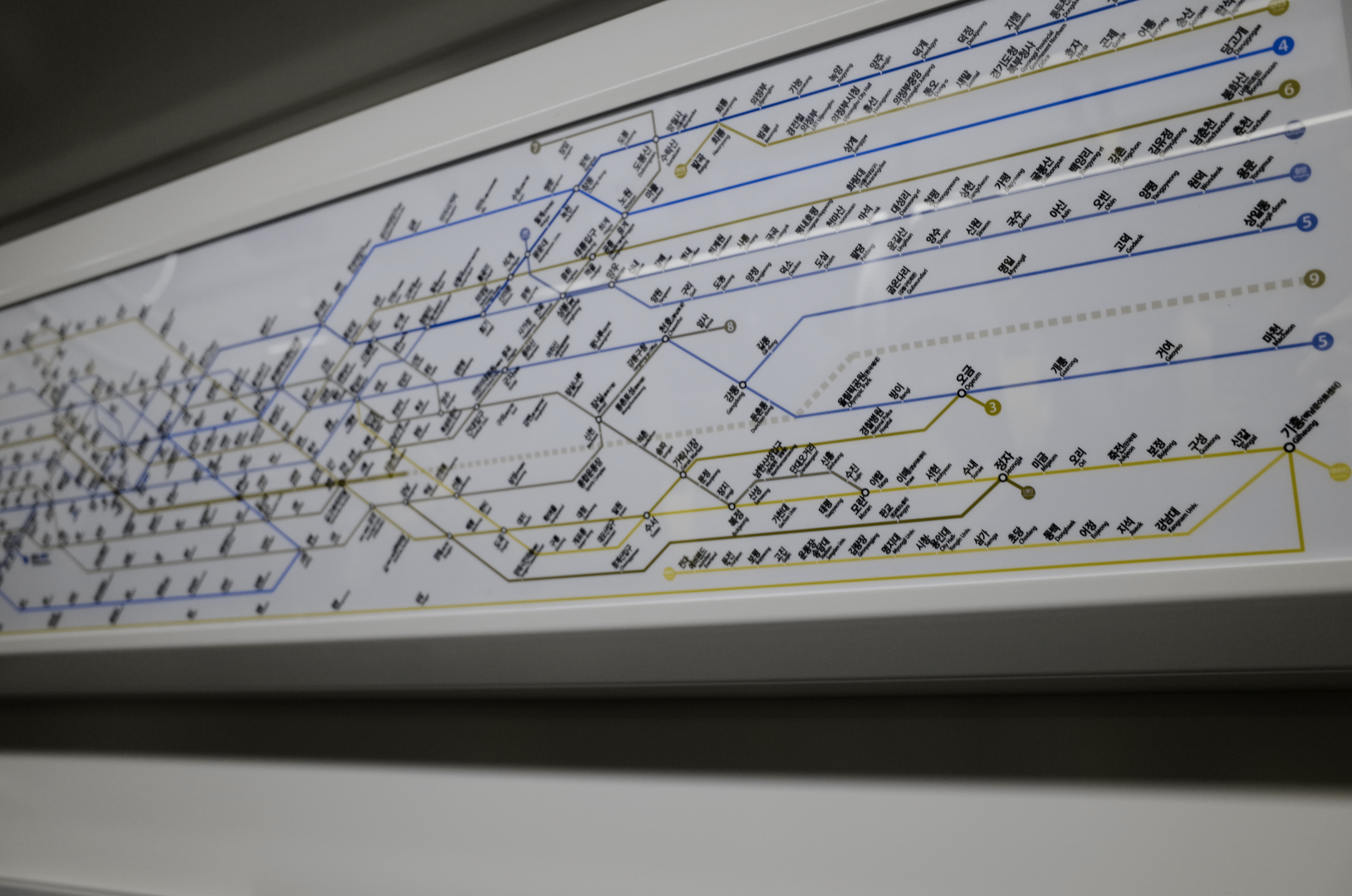 ▲  색각이상자 눈에 보이는 실제 지하철 노선도. 사진은 컬러오라클로 시뮬레이션한 결과물이다
