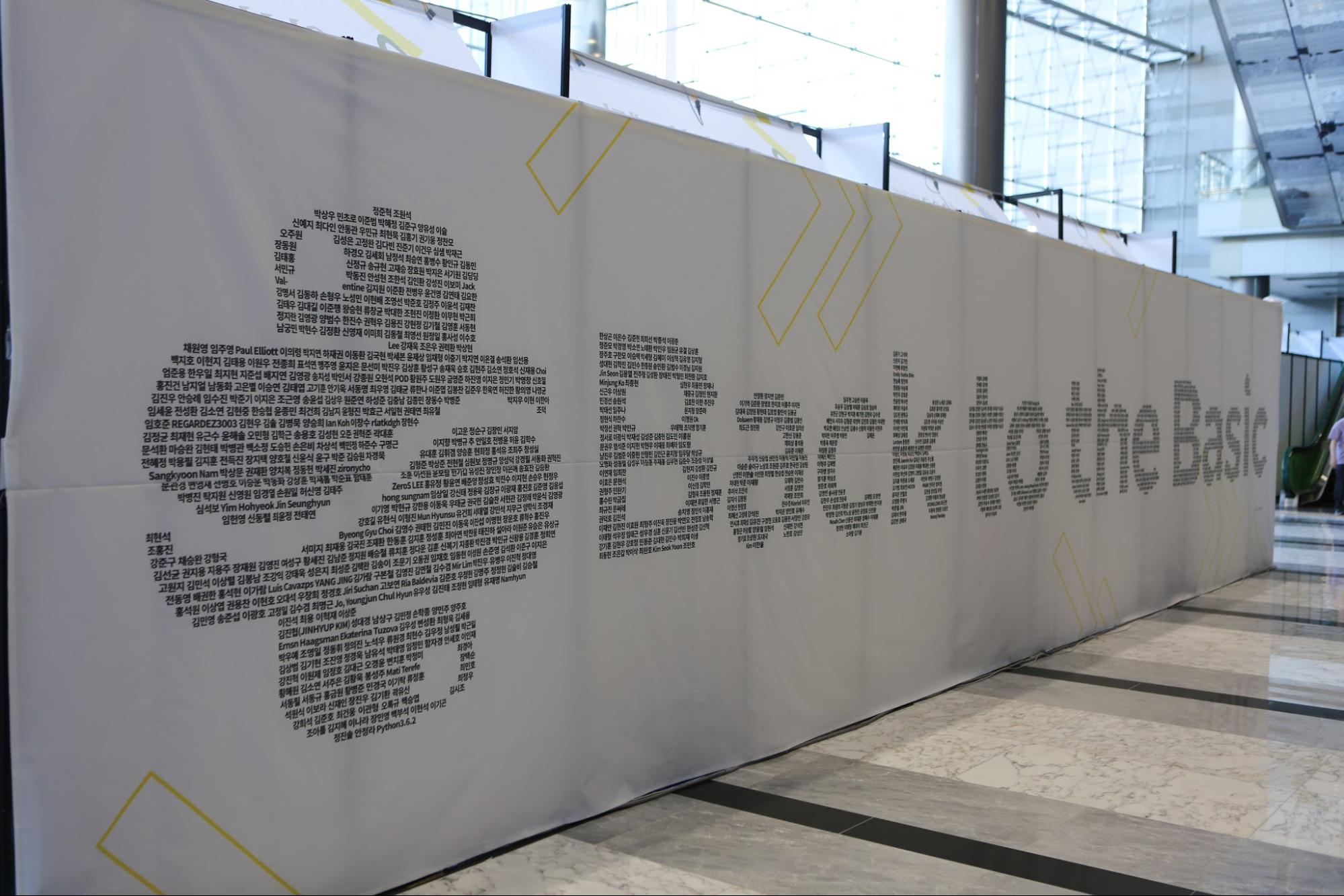 ▲  파이콘 한국 2017의 네임월. 모든 참가자의 이름으로 올해 슬로건인 'Back to the Basic'을 만들었다.