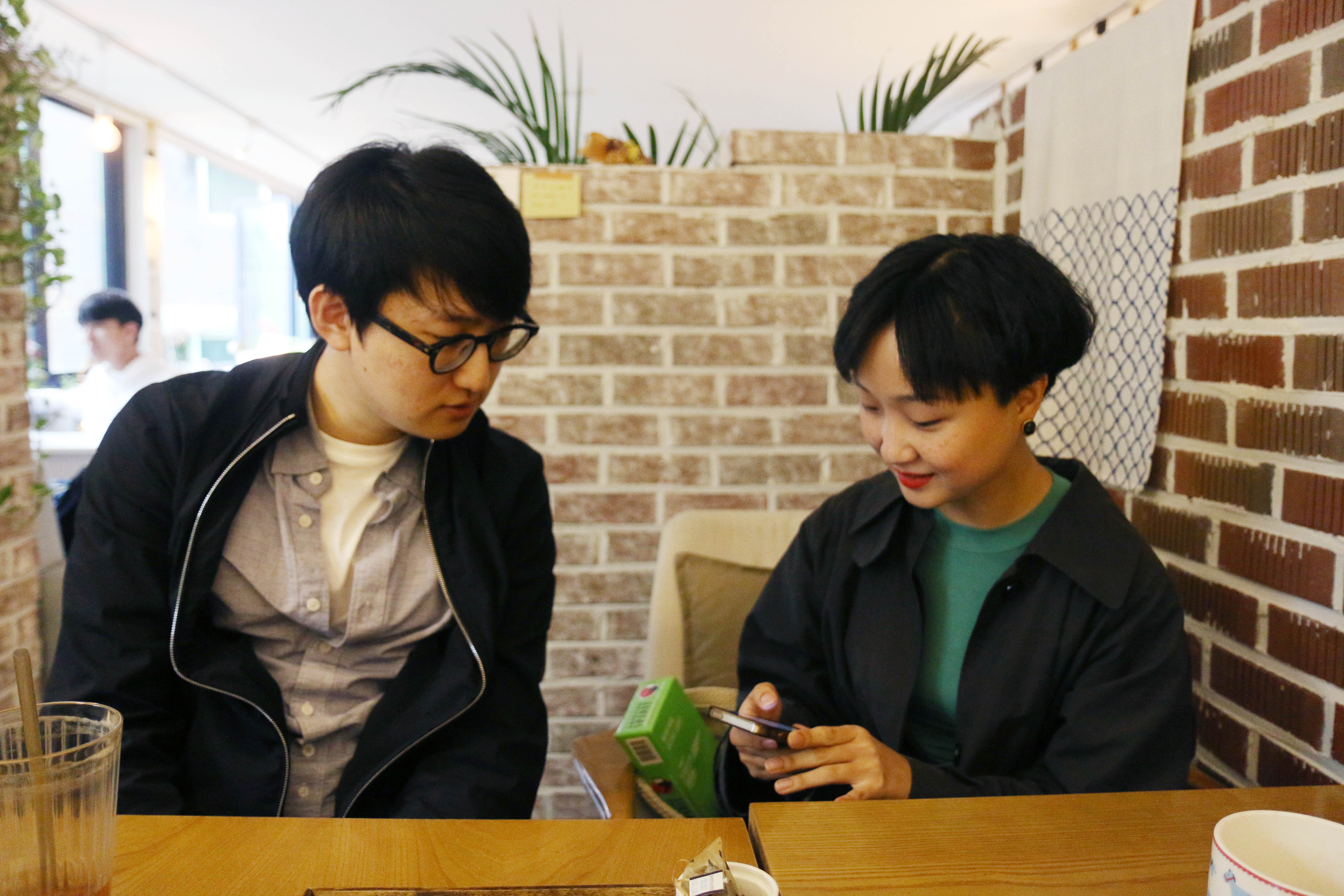 ▲  지난 5월3일 합정역 근처 카페에서 두 사람을 만났다. 왼쪽 박현우, 오른쪽 이슬아.