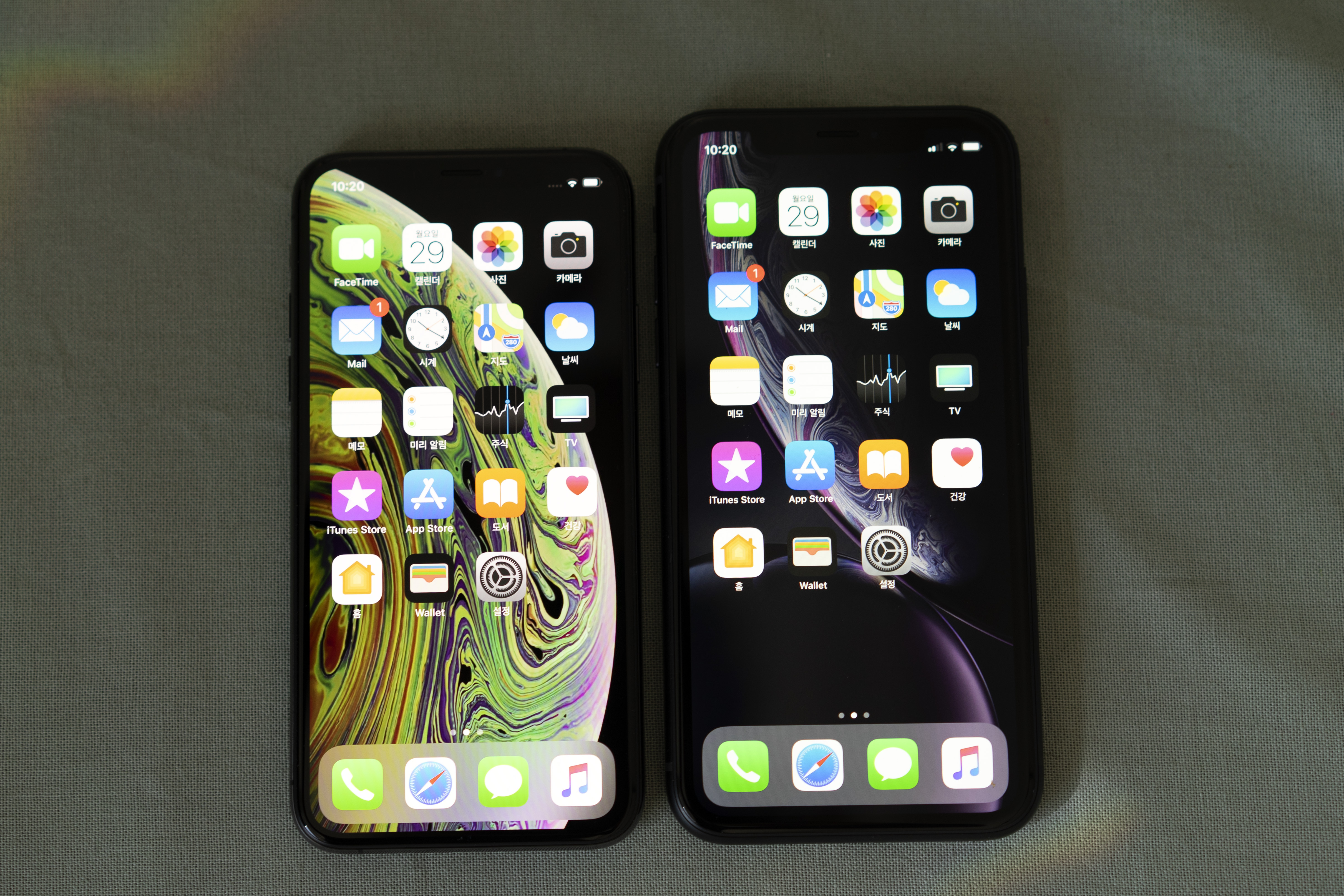 ▲  | 아이폰 XS(왼쪽)과 아이폰 XR. 0.3인치 크고 해상도는 낮지만 iOS에서는 아이폰XR을 큰 화면으로 분류해서 더 많은 정보를 띄워준다.