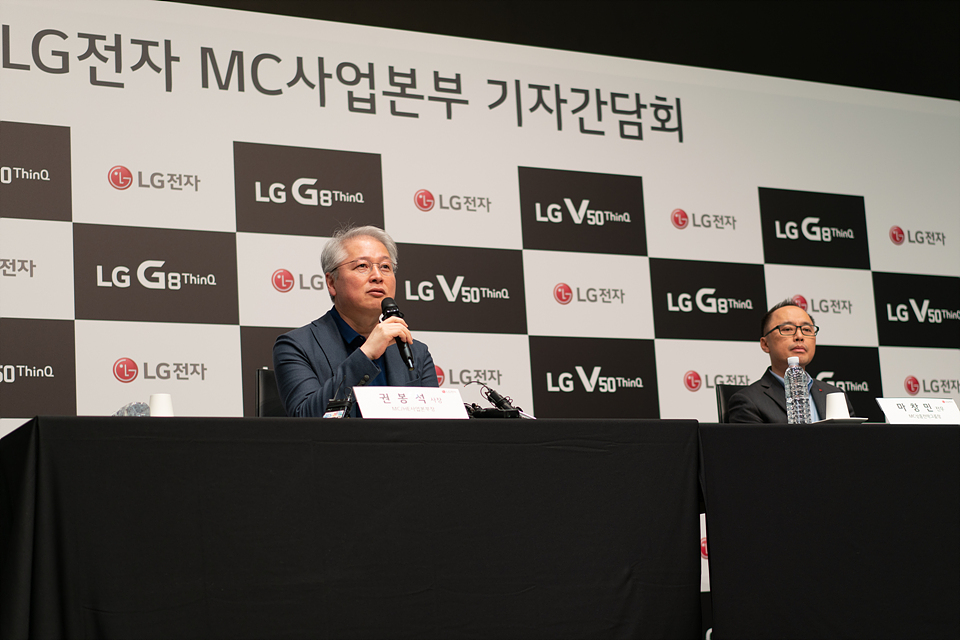 ▲  | (왼쪽부터) LG전자 MC/HE사업본부장 권봉석 사장, MC상품전략그룹장 마창민 전무