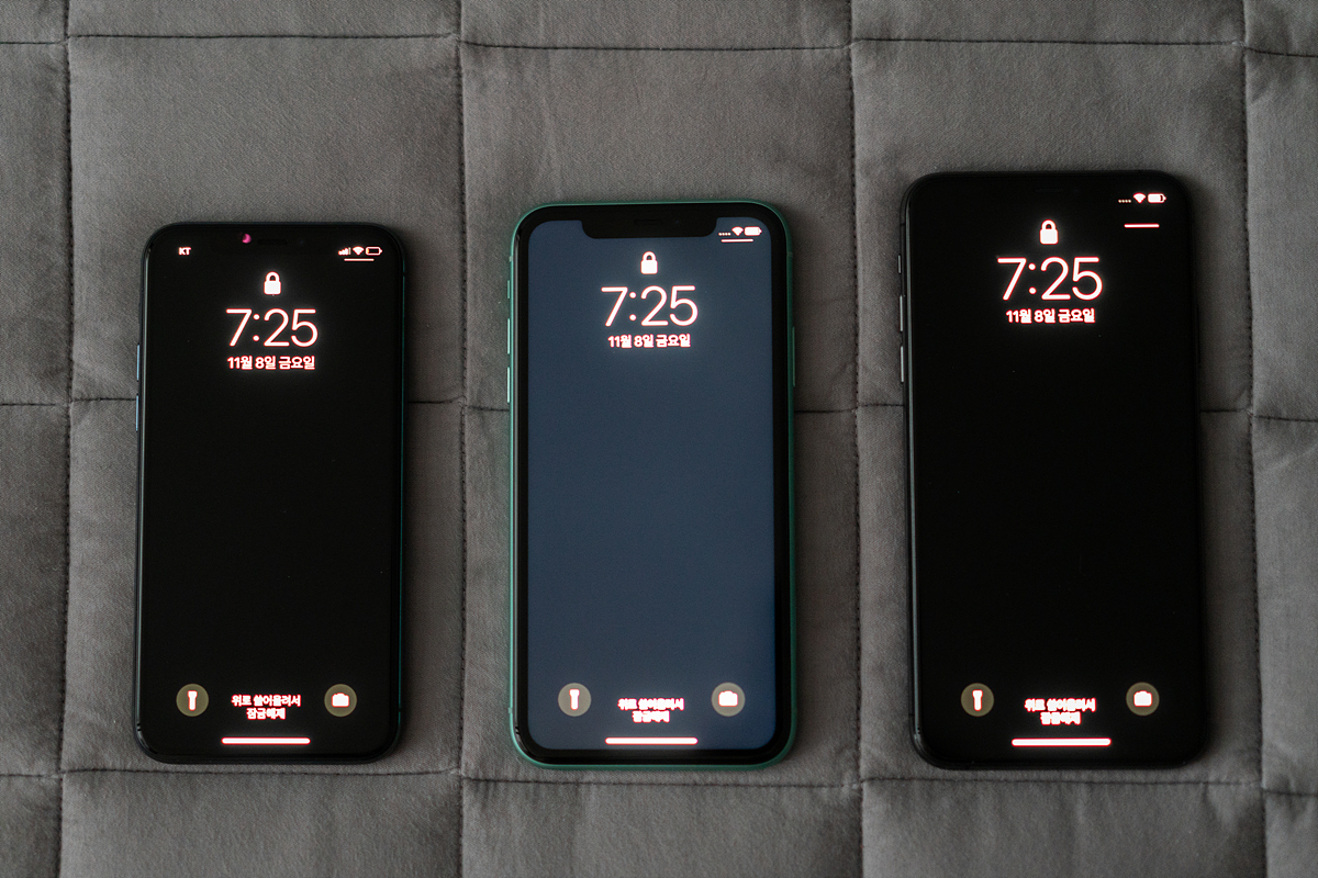 ▲  | (왼쪽부터) 아이폰11 프로, 아이폰11, 아이폰11 프로 맥스. OLED가 적용된 프로 모델이 검은색을 더 탁월하게 뽑아낸다.