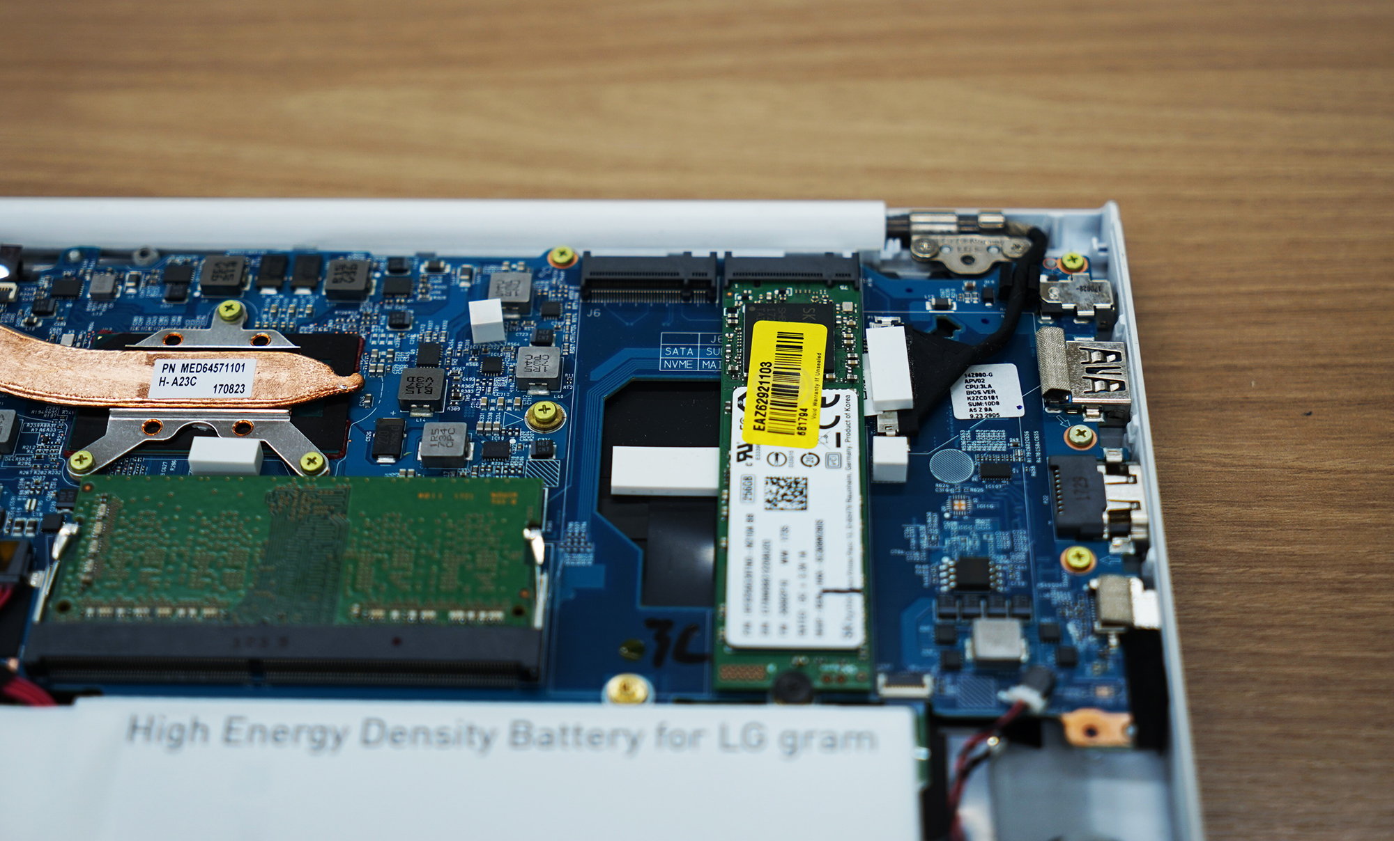 ▲  | 2018년형 LG그램은 2개의 M.2 슬롯이 제공된다. 기본 SSD는 SATA 타입으로 성능 측면에서 썩 만족스럽지 못하다. 여분 슬롯에 NVMe SSD를 장착했다.