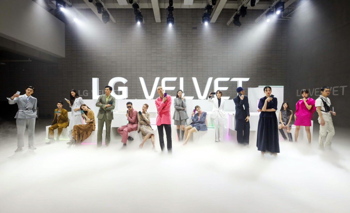 ▲  | 패션쇼 형식으로 꾸려진 LG 벨벳 공개 행사