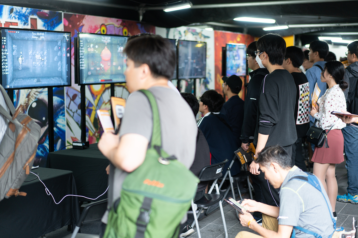 ▲  '부산인디커넥트 페스티벌 2018(BIC 2018)'에서 관람객들이 전시 게임을 체험하는 모습