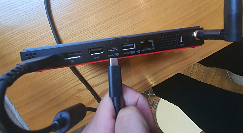 ▲  USB C타입 도킹선을 씽크비전 M14(모니터)에 연결하고 본체인 싱크센터 M90n 나노에 연결할 때는 반드시 디스플레이 포트 그림(5번)을 기억하자. 그렇지 않으면 절전모드를 무한 반복하는 화를 겪게 된다. /사진=채성오 기자