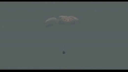 ▲  바다 위로 착륙하는 우주선과 대기 중인 구조선 / 스페이스X 유튜브 중계 갈무리