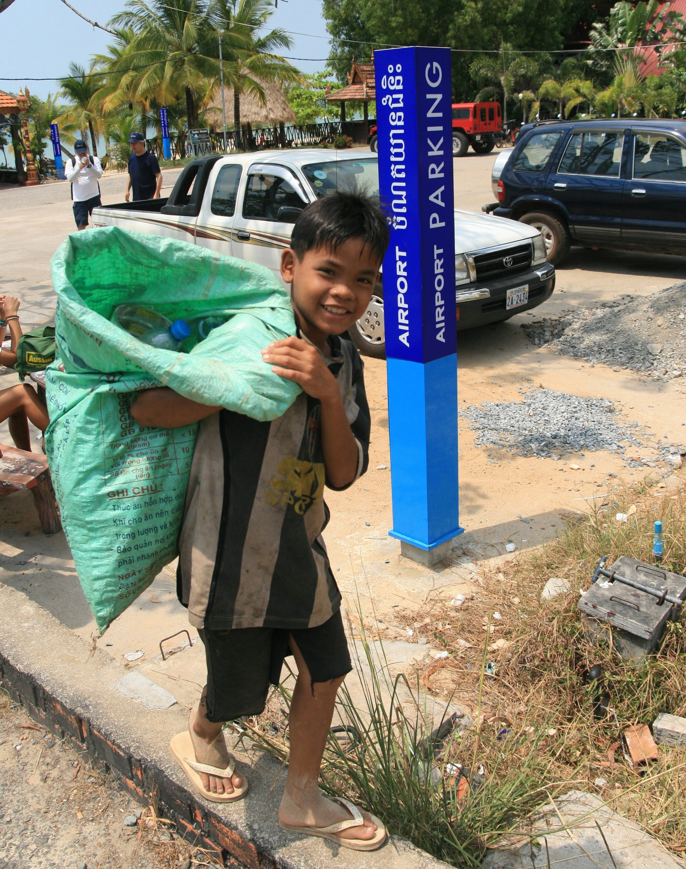 ▲  폐품이 든 마대 자루를 멘 캄보디아의 어린이. 이 아이가 형이었다. /김명상 기자