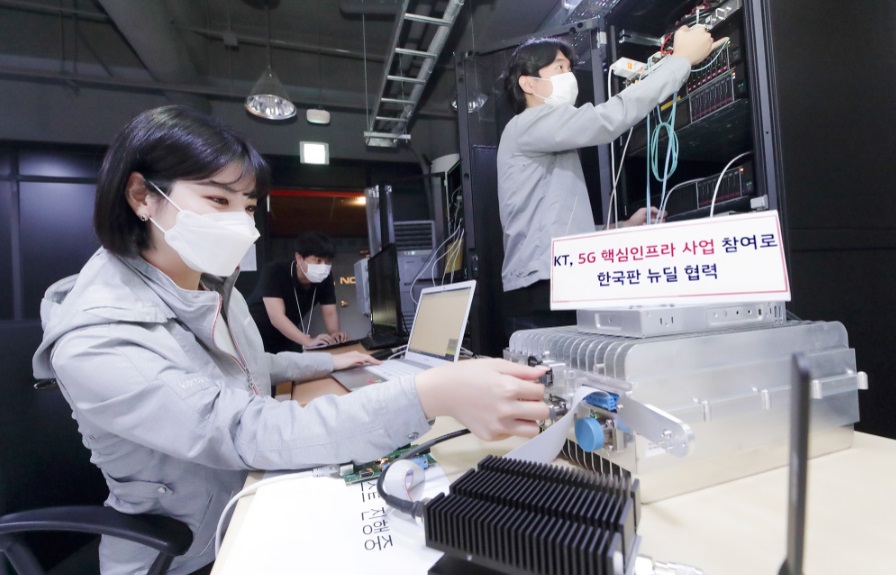 ▲  서울 우면동에 위치한 KT 융합기술원 5G 연구소에서 KT 연구원들이 5G 네트워크 장비를 테스트하고 있다.