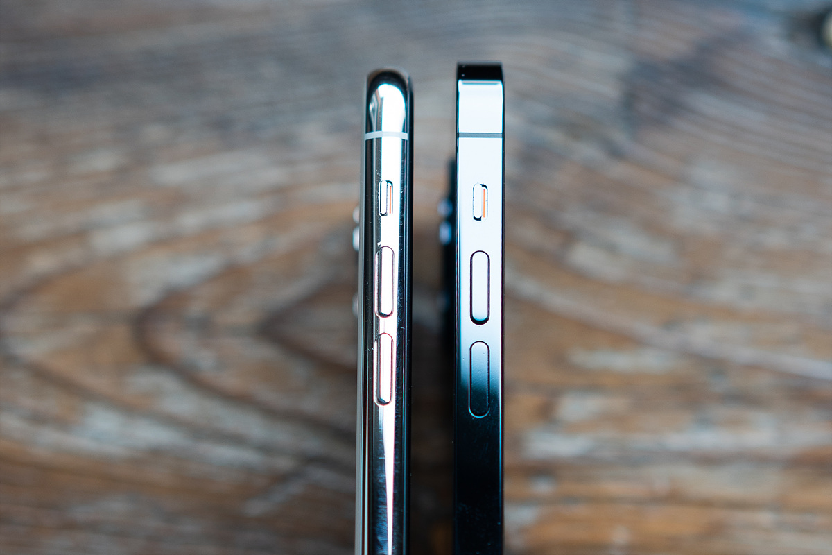 ▲  모서리가 둥근 아이폰11 프로(왼쪽)와 각진 아이폰12 프로