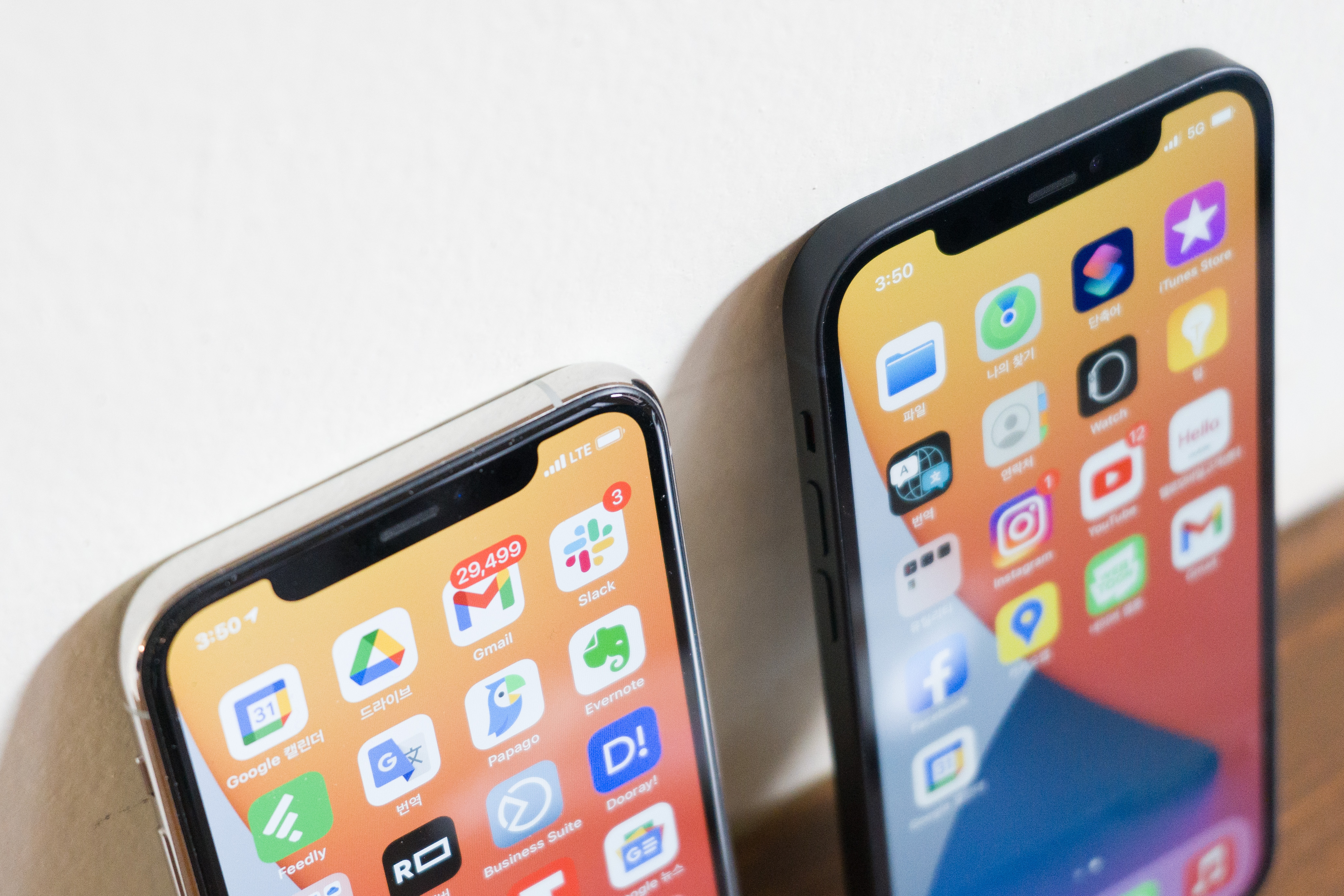 ▲  (왼쪽부터) 아이폰11 프로와 아이폰12