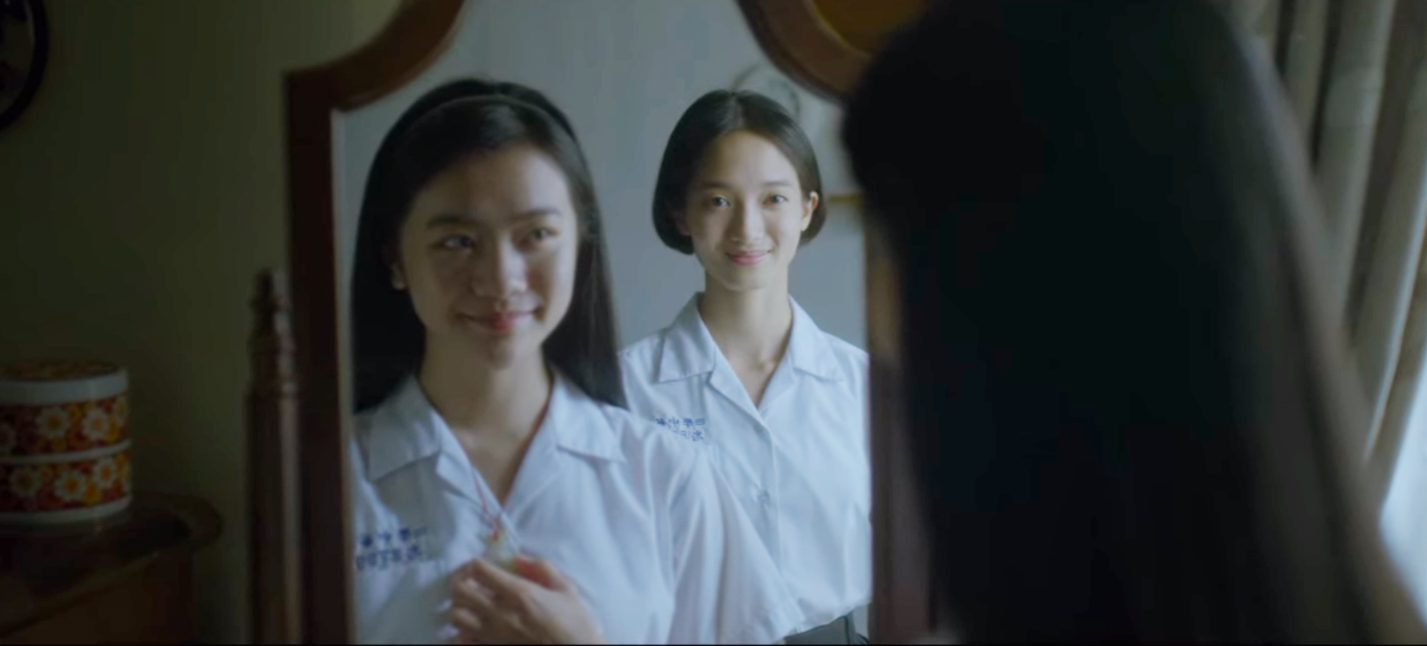 ▲  류윈샹(왼쪽)이 거울 속에 보이는 팡루이신의 영혼을 보며 웃고 있다. (사진=넷플릭스 반교: 디텐션 갈무리)