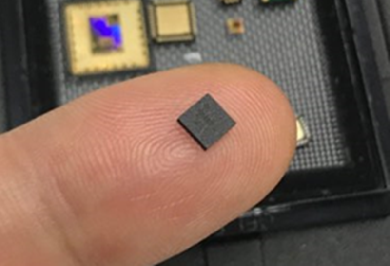 ▲  IoT 단말용 초소형 양자보안칩을 검지 손가락에 올려놓은 모습. (사진=LG유플러스)