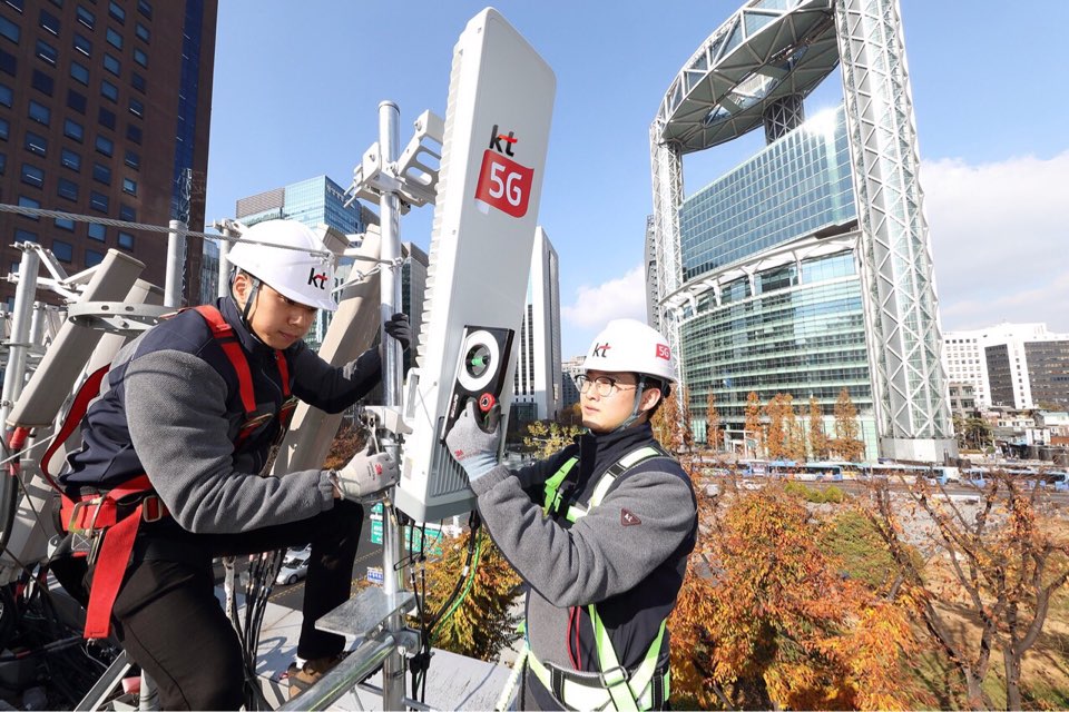 ▲  KT 직원들이 서울 종로구의 5G 기지국을 점검하고 있다. (사진=KT)