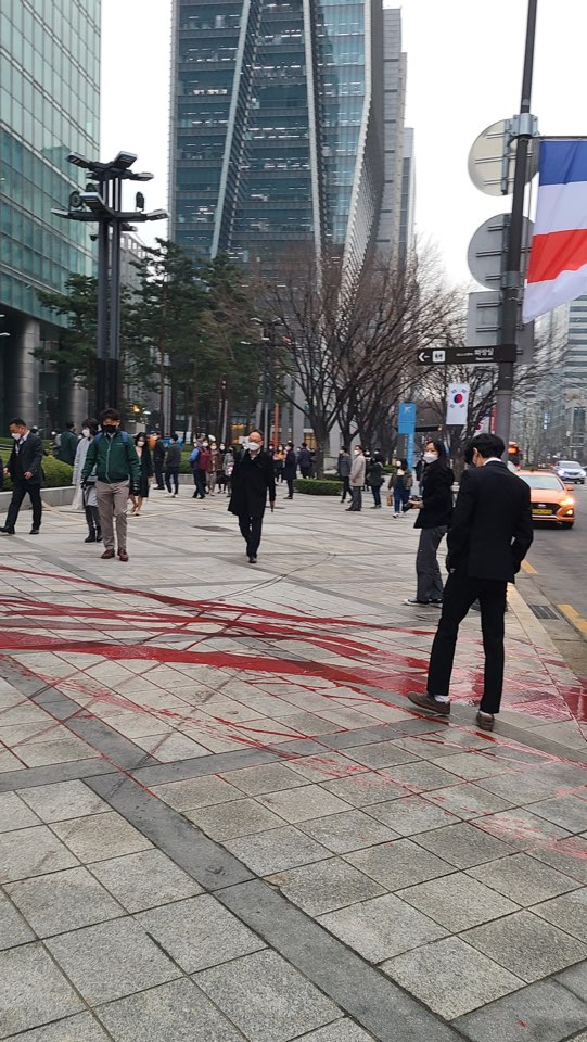 ▲  시민단체가 포스코센터 앞에서 붉은 물감을 뿌리면서, 테헤란로까지 붉은 물감이 흘러갔다.(사진=블로터)