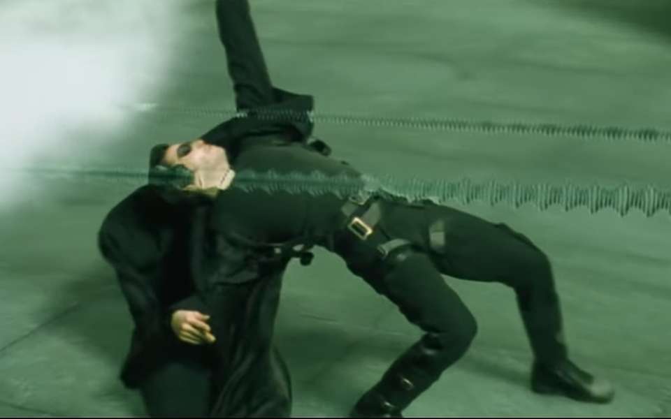 ▲  '네오'가 몸을 뒤로 젖혀서 총알을 피하는 명장면을 낳은 영화 매트릭스는 메타버스의 '인버전'이다.