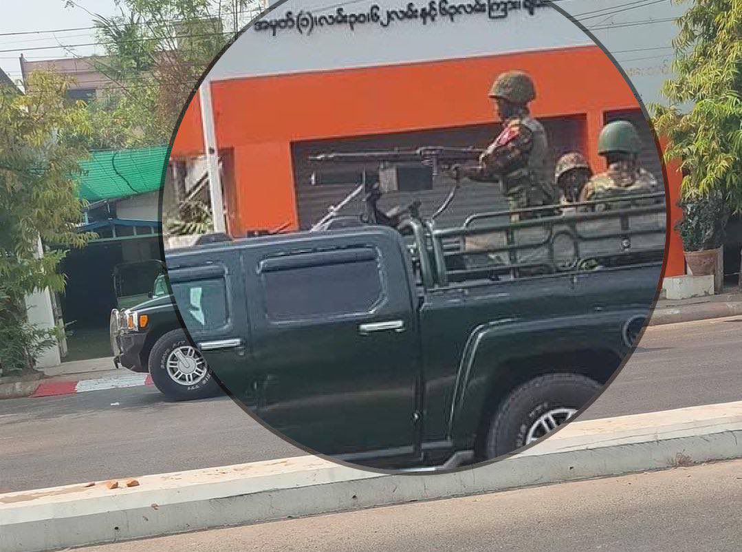 ▲  미얀마 군경이 기관총으로 무장한 모습 (트위터 갈무리)
