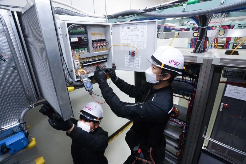 ▲ LG유플러스 협력 업체 직원들이  서울 마곡국사에 구축된 외기냉방 시스템을 점검하고 있다. (사진=LG유플러스)