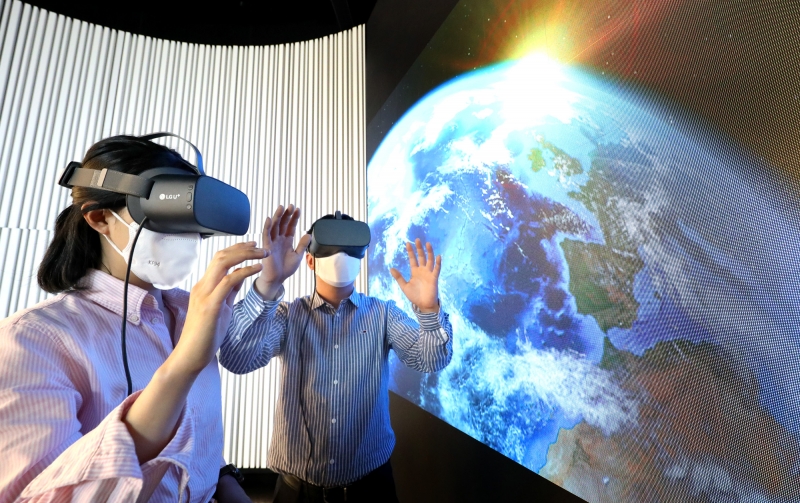 ▲ LG유플러스 관계자들이 우주를 배경으로 한 스튜디오에서 U+VR의 신규 콘텐츠를 감상하는 모습.(사진=LG유플러스.)