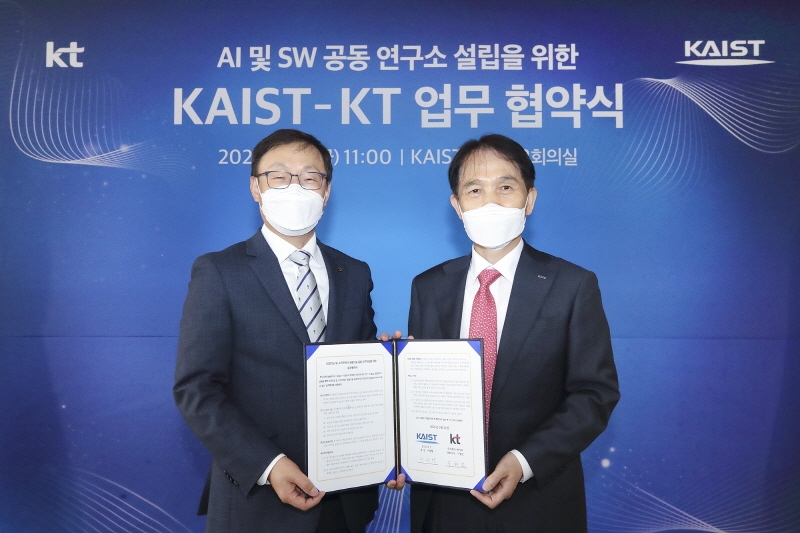 ▲ 구현모 KT 대표(좌측)와 이광형 카이스트 총장이 기술 연구소 공동설립을 위한 업무협약을 체결했다 (사진=KT)