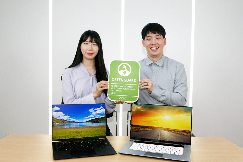 ▲ 삼성디스플레이가 개발한 친환경 노트북용 OLED 패널이 UL에서 '그린가드 골드'를 인증 받았다.(사진=삼성디스플레이)