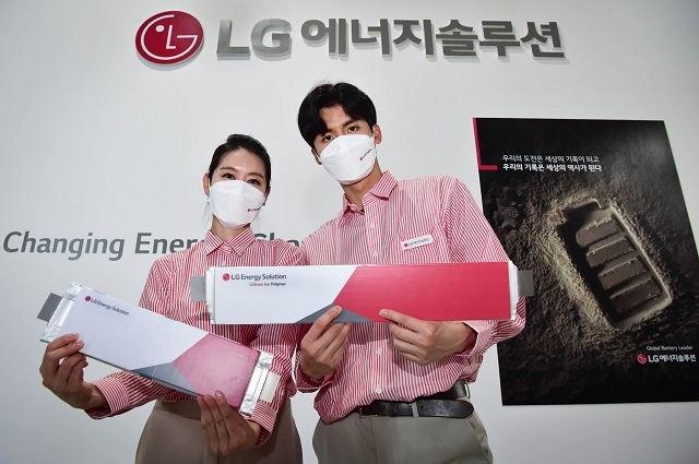 ▲ LG에너지솔루션 전시회 관계자들이 '인터배터리 2021'에서 파우치형 배터리인 롱셀(Long cell) 제품을 선보이고 있다.(사진=LG에너지솔루션.)