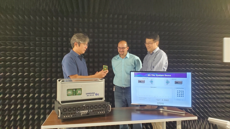 ▲ 삼성전자 삼성리서치 아메리카(SRA) 실험실에서 연구원들이 140 GHz 통신 시스템을 시연하고 있다. (사진=삼성전자)