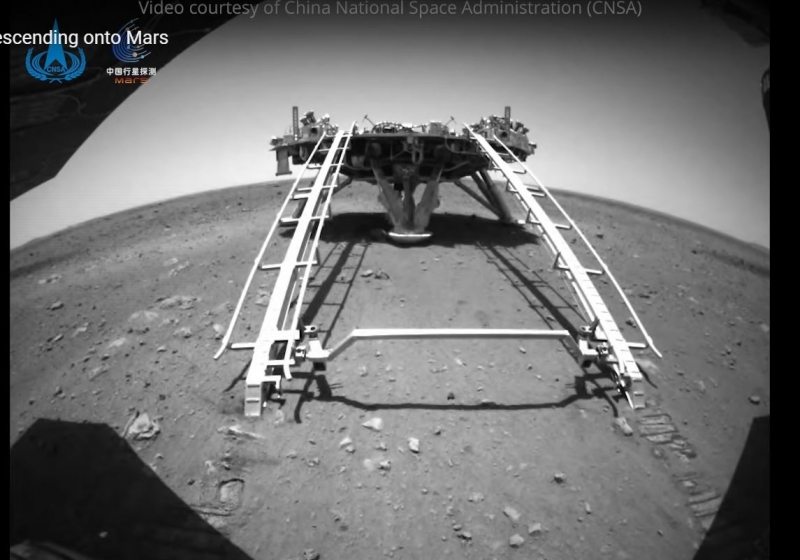▲ 중국의 탐사로봇 '주룽'이 화성 표면에 착륙하고 있다.(사진=유튜브 'SciNews' 갈무리)