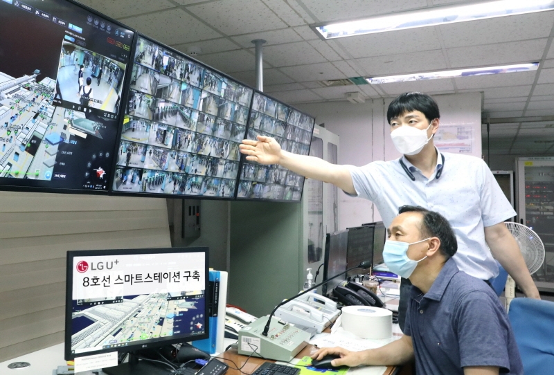▲ 잠실역 지능형CCTV를 관제실에서 지켜보는 LG유플러스 직원들 (사진=LGU+)