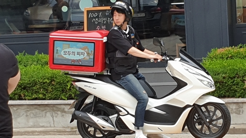 ▲ 뉴코애드윈드의 디지털 광고 배달 박스 '디디박스'가 장착된 오토바이.(사진=뉴코애드윈드)