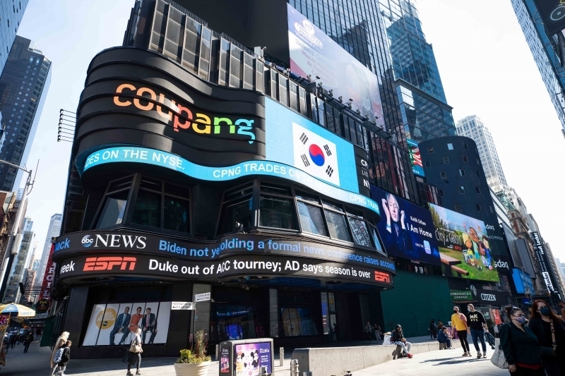 ▲ 쿠팡이 3월 11일 미국 뉴욕 맨하탄 타임스퀘어에서 뉴욕증권거래소 상장을 기념해 전광판 광고를 진행하고 있다.