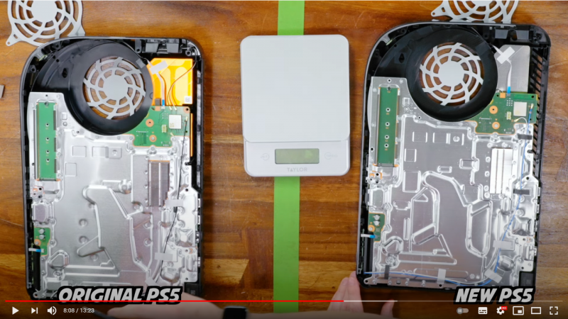 ▲ 유튜버 오스틴 에반스가 PS5 모델을 해체해 비교하고 있다.(이미지=오스틴 에반스 유튜브 채널.)