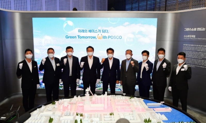 ▲ 수소모빌리티 쇼 Korea H2 Business Summit 참석자들이 창립총회 후 포스코 부스를 방문했다.(사진=포스코)