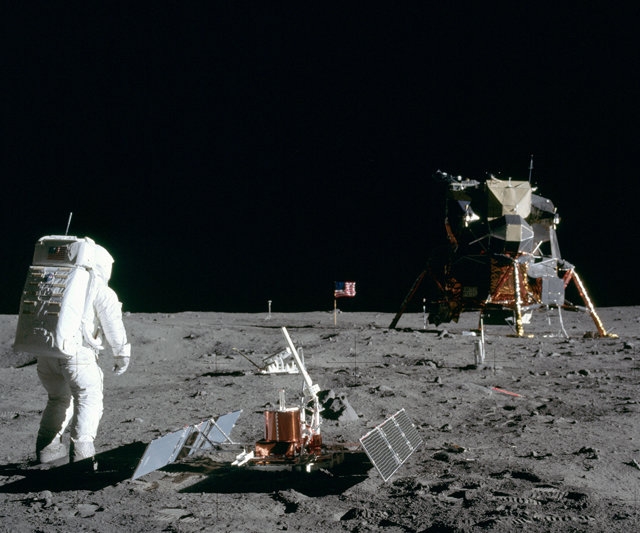 ▲ 1969년 7월 20일 미국 항공우주국의 우주인 버즈 올드린이 달에 착륙해 지진계를 설치하는 모습.(사진=미국 항공우주국)