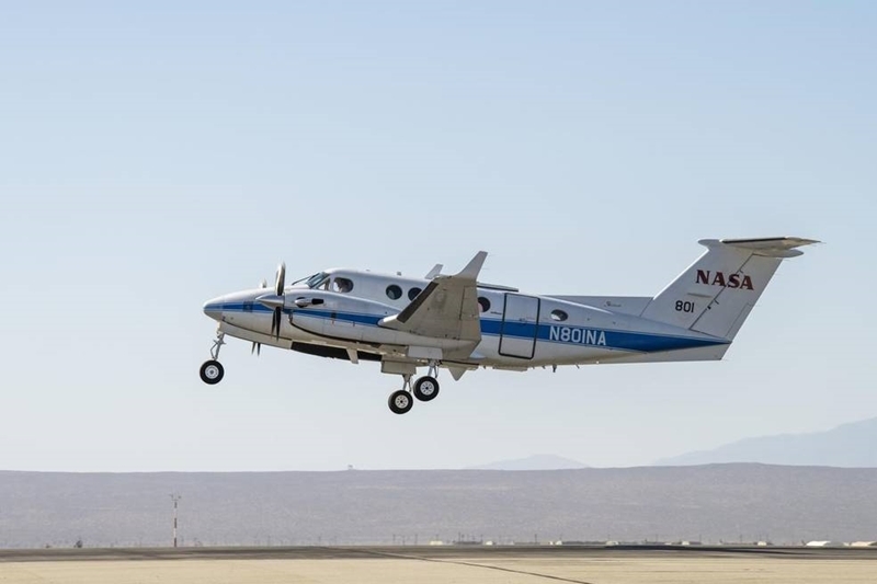 ▲ 미국 캘리포니아 에드워즈에 있는 NASA 암스트롱 비행 연구 센터 승무원들이 B-200 King Air를 통해 해양 역학 실험(S-MODE)에 나서고 있다. (사진=NASA)