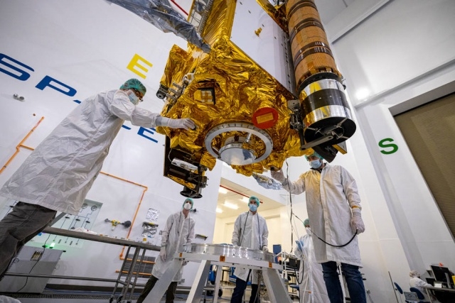 ▲ '쌍성 소행성 방향전환 시험(DART, Double Asteroid Redirection Test)' 팀원들이 반덴버그 우주군 기지에 있는 스페이스X의 탑재물 처리 시설에 다트 우주선을 옮기고 있다.(사진=미국항공우주국 홈페이지)