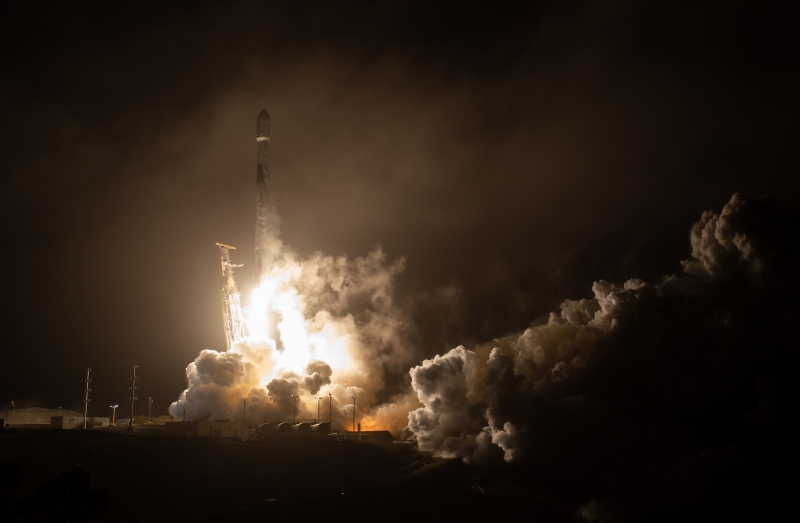 ▲ 스페이스X의 팰컨9 로켓이 24일 오후 3시 21분 미국 캘리포니아주 밴덴버그 우주군 기지에서 이중소행성경로변경실험(DART) 우주선을 싣고 발사되고 있는 모습.(사진=미국 항공우주국)