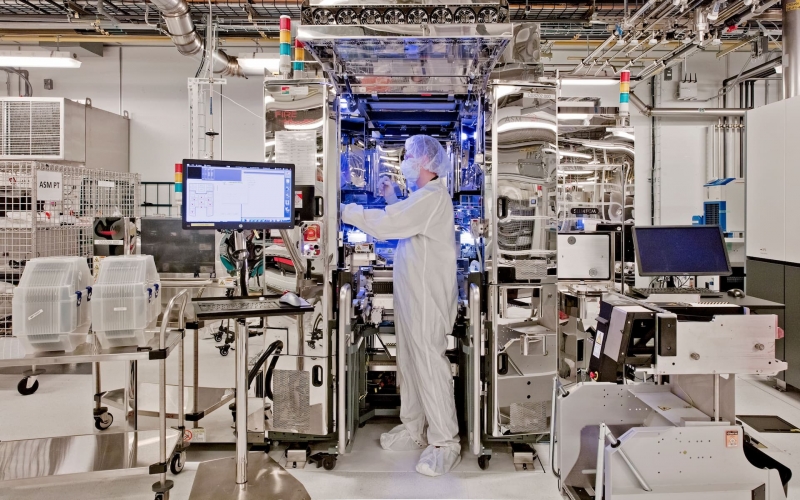 ▲ 한 연구원이 IBM 뉴욕 올버니 나노테크 연구소 열압착 본딩 도구를 활용하고 있다.(사진=IBM)
