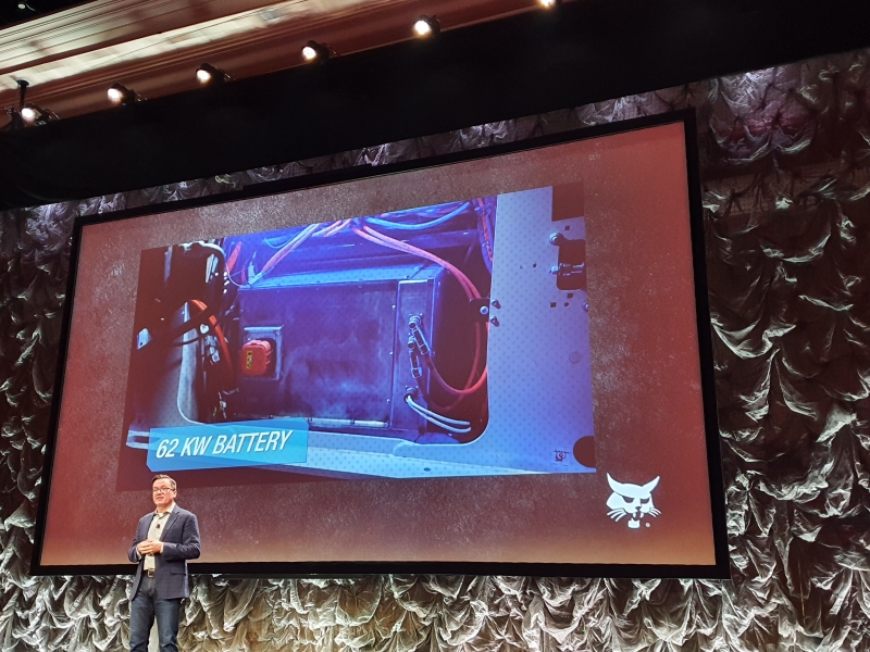 ▲ 두산밥캣 T7X에는 LG에너지솔루션이 제조한 62KW 배터리가 탑재됐다.(사진=김성진 기자.)