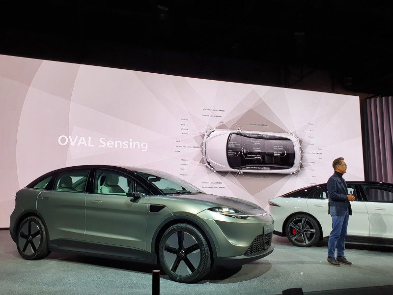 ▲ 요시다 겐이치로 CEO가 소니의 두 전기차 모델을 설명하고 있다.(사진=김성진 기자.)