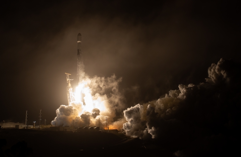 ▲ 스페이스X의 팰컨9 로켓이 2021년 11월 24일 미국 캘리포니아주 밴덴버그 우주군 기지에서 이중소행성경로변경실험(DART) 우주선을 싣고 발사되고 있는 모습.(사진=미국 항공우주국)