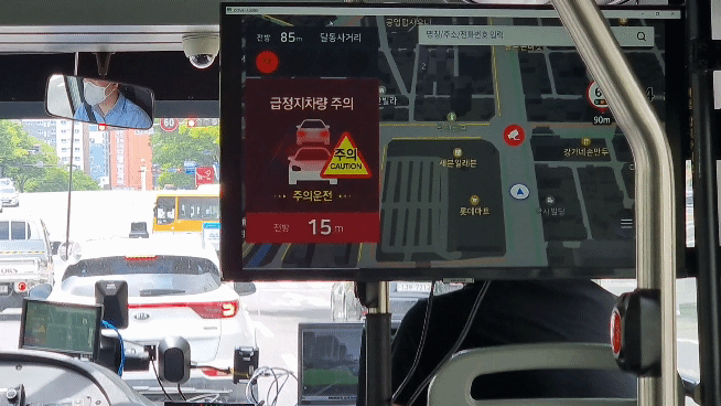 ▲ C-ITS가 적용된 KT의 자율주행 버스가 앞 차량의 급정지를 감지하고 경보를 보내는 모습. (사진=이건한 기자)