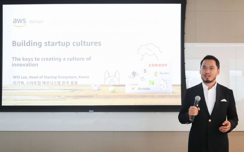 ▲ 이기혁 AWS코리아 스타트업 에코시스템 총괄이 18일 서울시 강남구 AWS코리아 사무실에서 열린 미디어브리핑에서 발표하고 있다.(사진=AWS코리아)